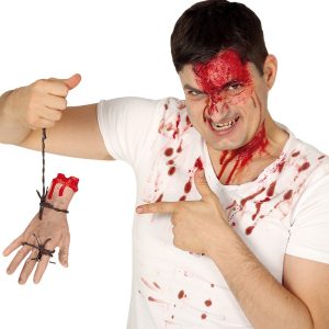 Mano amputata con filo spinato